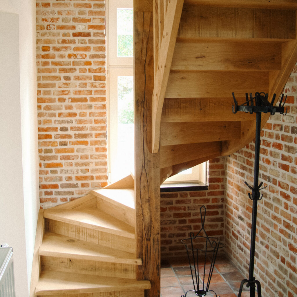 Ambachtelijk vervaardigde houten trap op maat